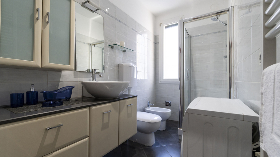 Bathroom 5, Ferrarese 160/2, Bologna