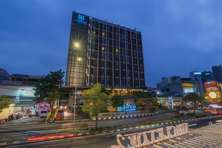 Exterior & Views 8