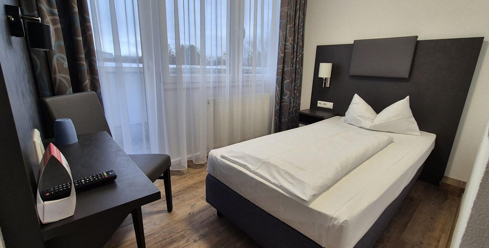 Bedroom 3, Melvi Hotel Goeppingen, Göppingen