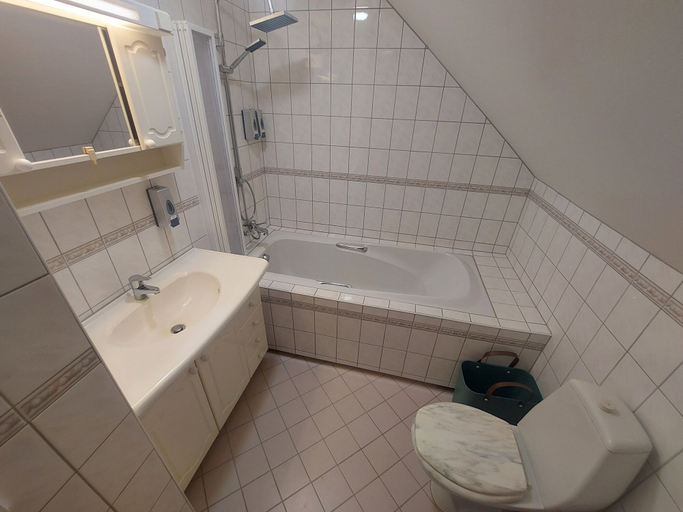 Bathroom 4, Buk City Apartments, Csepreg