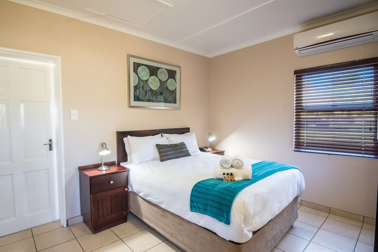 Bedroom 3, Arebbusch Travel Lodge, Windhoek West