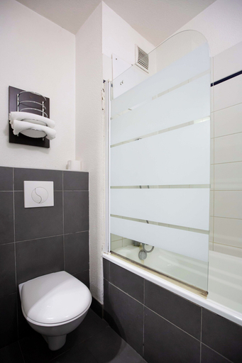 Bathroom 4, Hôtel L'Eaubonne, Val-d'Oise