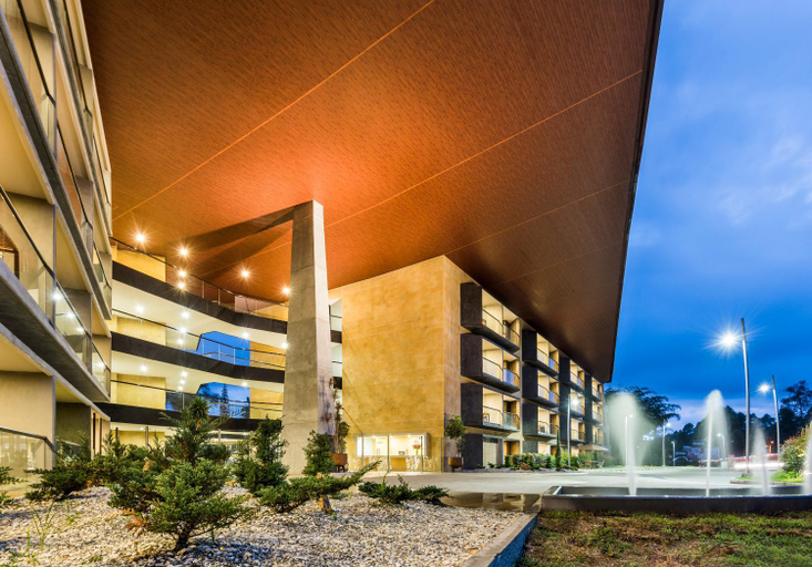 Exterior & Views