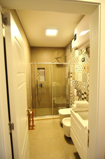Bathroom 3, Studio Silva 2, Tiranës
