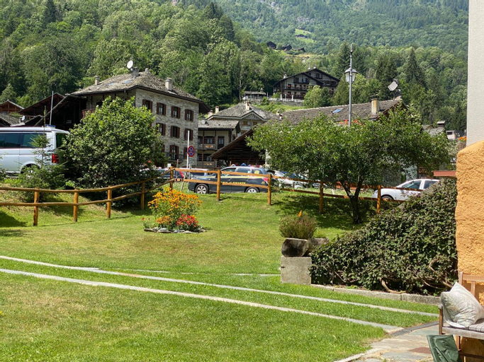 Exterior 6