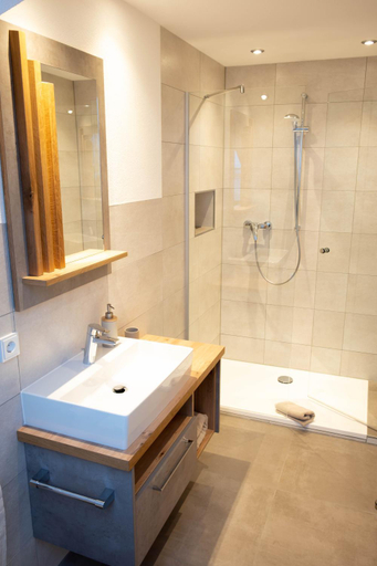 Bathroom 2, Landgasthof Zum Schloss, Amberg-Sulzbach