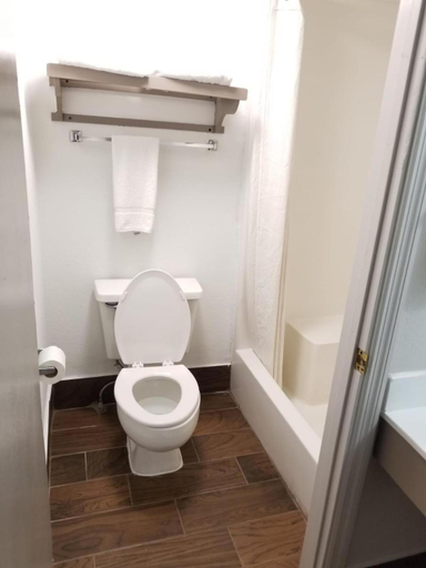 Bathroom 4, Days Inn by Wyndham Thomson, McDuffie
