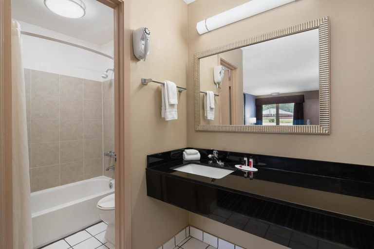 Bathroom 3, Super 8 By Wyndham Gadsden Al, Etowah