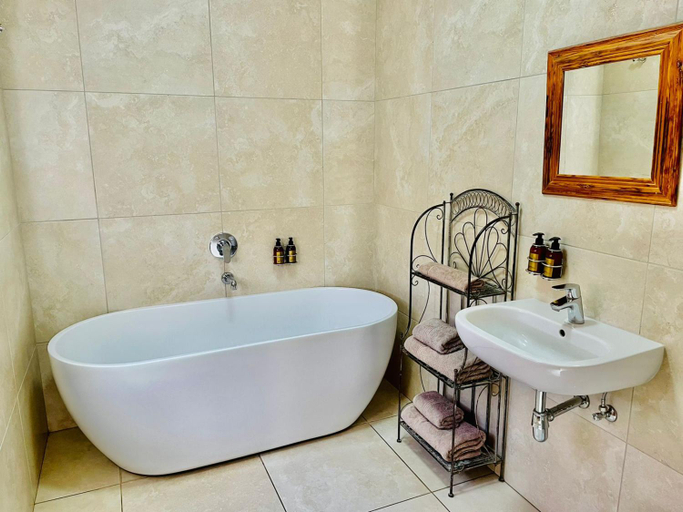 Bathroom 3, Travalia Guest Farm, Central Karoo