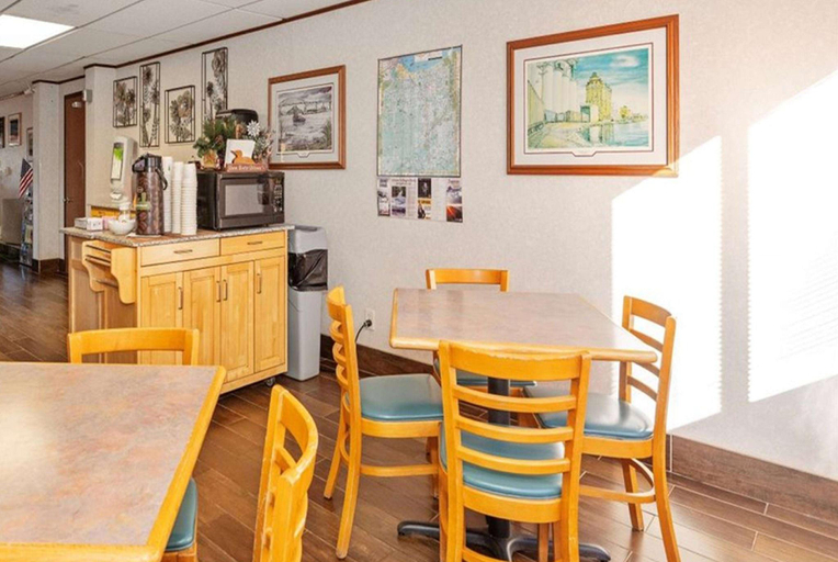 Food & Drinks 5, Super 8 by Wyndham Superior WI, Douglas