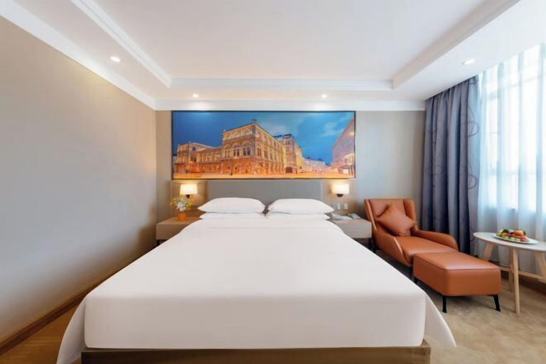 Bedroom 4, Vienna Classic Hotel （ ZhanJiang coastal park sea view gallery hotel ）, Zhanjiang