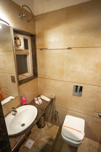 Bathroom 4, Hotel Sri Sri Executive Lodging, Kolhapur