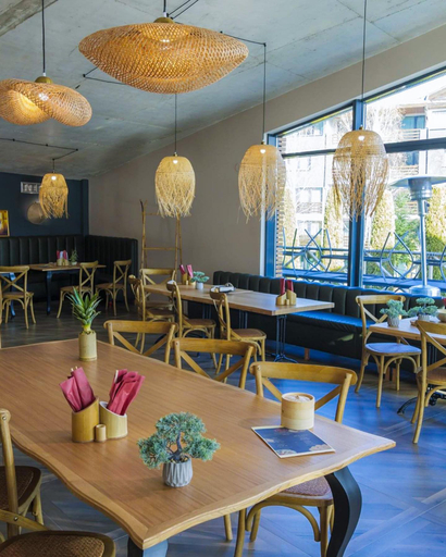 Food & Drinks 5, Local Stay, Razlog