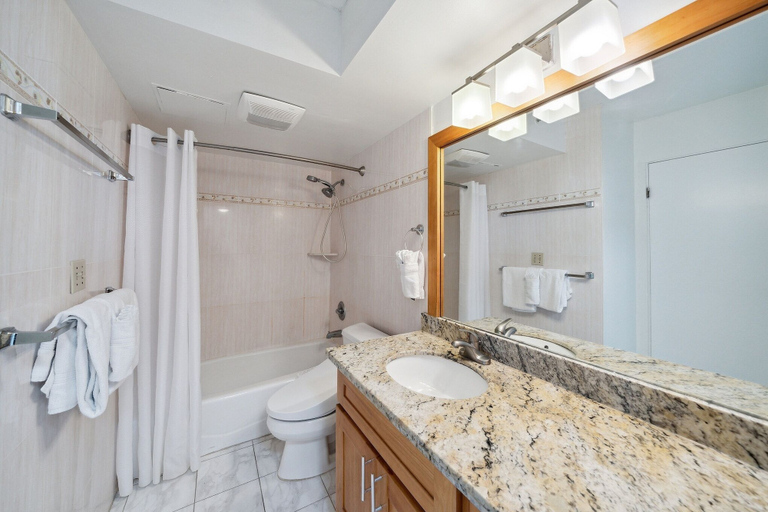 Bathroom, Tower 1 Suite 3007 - QQS, Honolulu