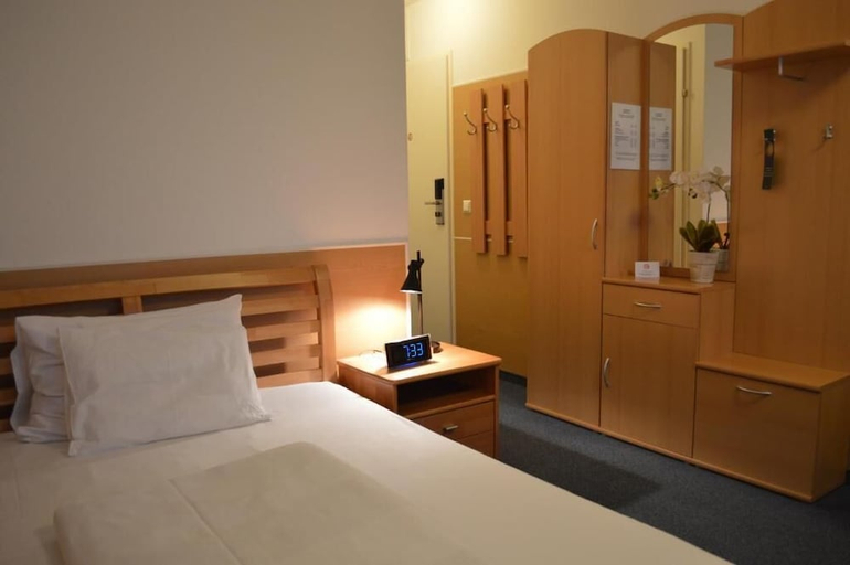 Bedroom 3, Hotel Donaustadt Kagran, Wien