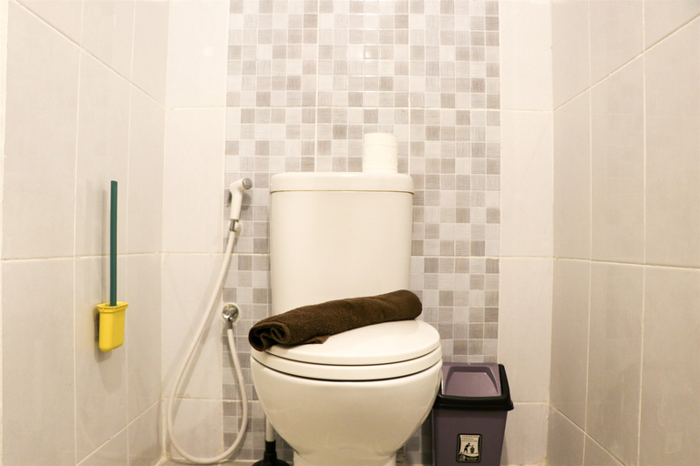 Bathroom 5, Minimalist and Restful Studio Tokyo Riverside PIK 2 Apartment By Travelio, Tangerang