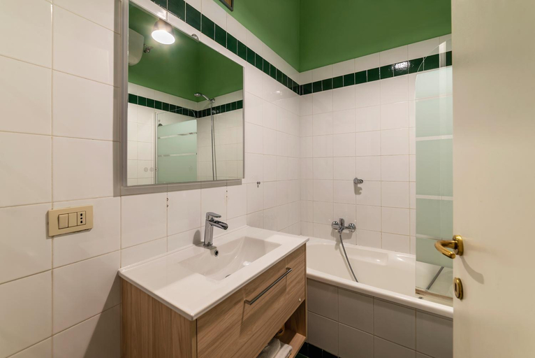 Bathroom 1, Vatican Corner Family Apartment, Rome