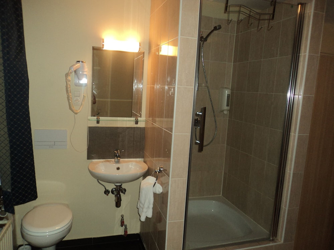 Bathroom 4, Hotel Albergo, Bruxelles