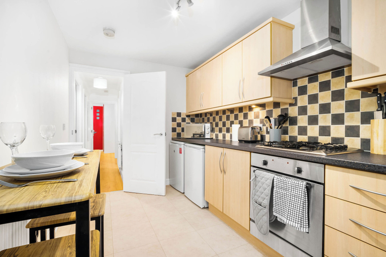 Others 5, Cosy 2 bed Apt With Free Parking by Oldbury, Sandwell