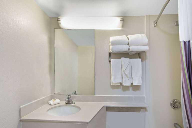 Bedroom 4, La Quinta Inn & Suites by Wyndham New Haven, New Haven