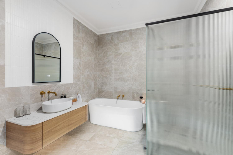 Bathroom 2, Mount Gambier Hotel, Mount Gambier
