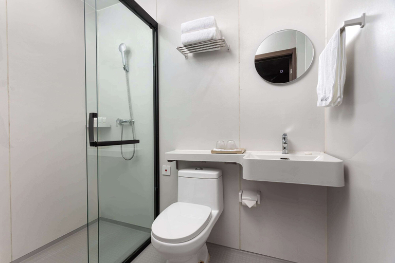 Bathroom, Days Inn by Wyndham Yangzhou Guangling, Yangzhou