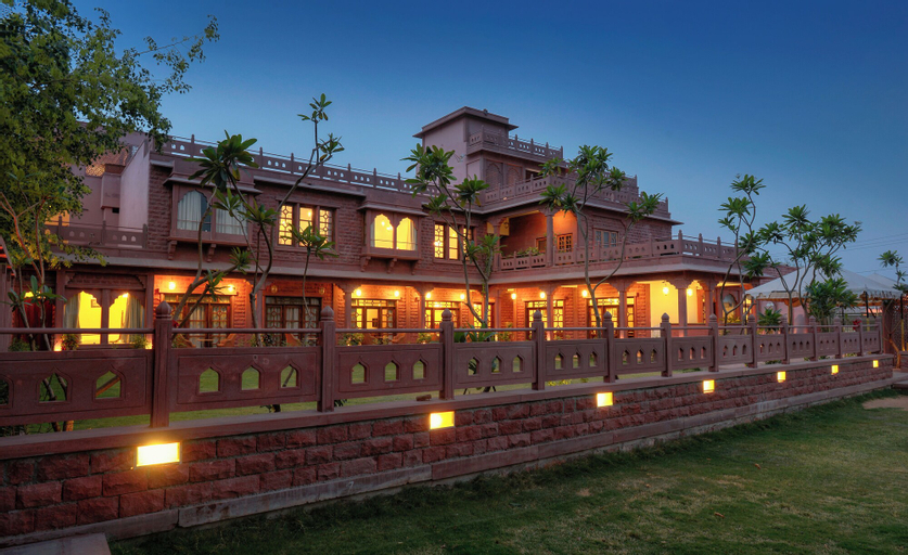 Exterior & Views