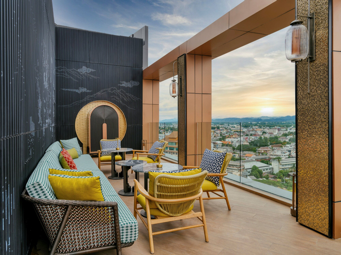 Exterior & Views 18
