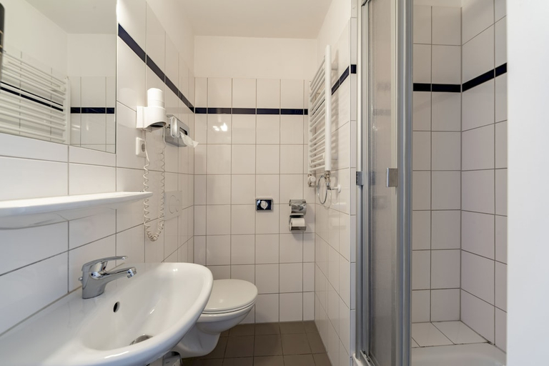 Bathroom 5, a&o Graz Hauptbahnhof - Hostel, Graz