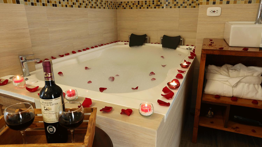Bathroom 3, Fontana Plaza Hotel, Villa de Leyva
