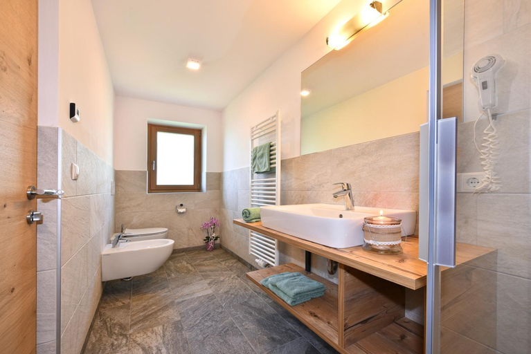 Bathroom 3, Planatschhof, Bolzano