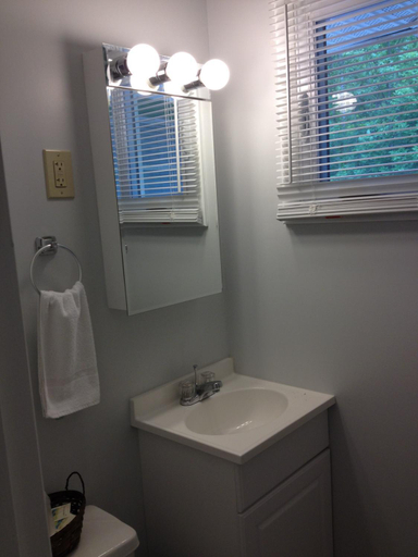 Bathroom 2, McGregor Inn Motel, Saratoga