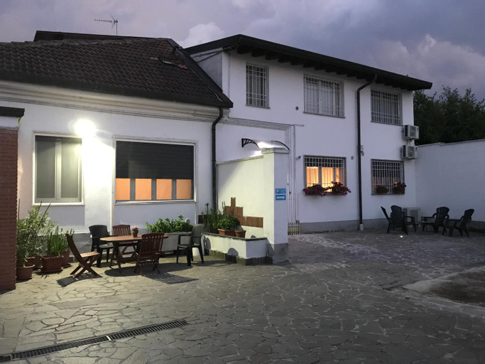 Exterior 1