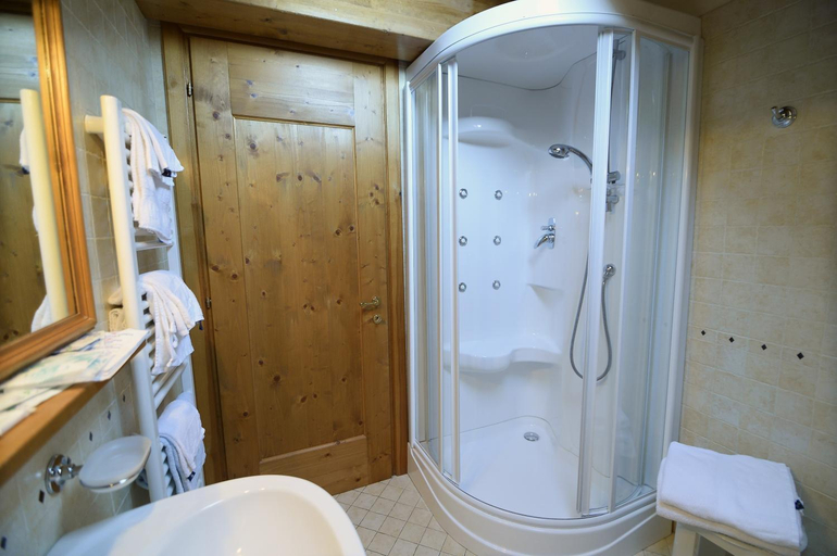 Bathroom 3, Albergo Valbella, Vicenza