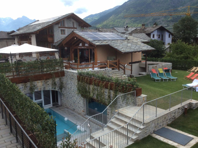 Exterior & Views