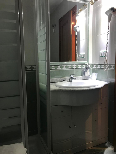 Bathroom 3, Hotel Los Leones El Mas Cercano A Warner, Madrid