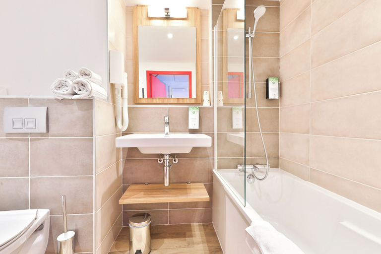 Bathroom 4, Kyriad Pontarlier, Doubs