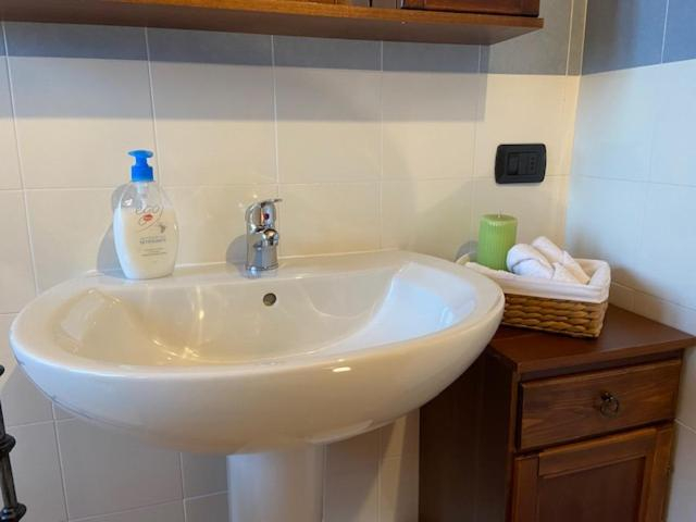 Bathroom 3, Cascina Stralla, Cuneo