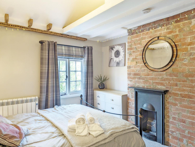 Bedroom 2, Piemans Cottage, West Sussex