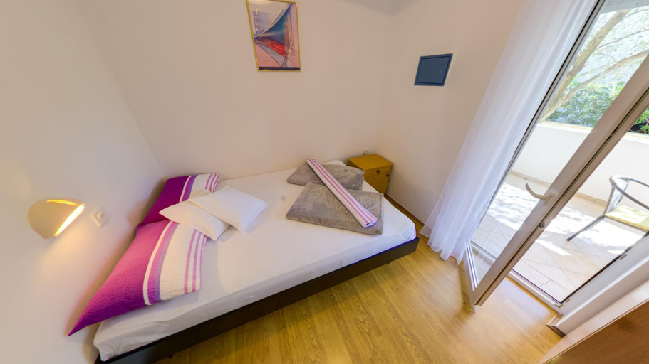 Others 3, Apartmani Nena, Povljane