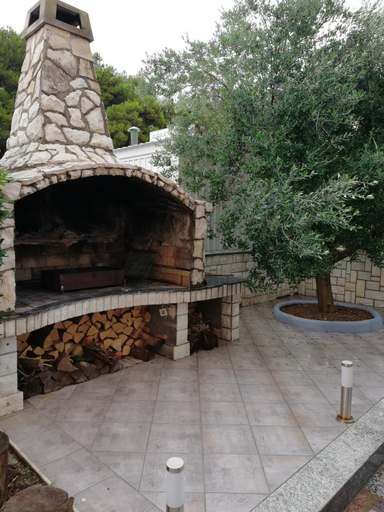 Others 4, Apartmani Nena, Povljane