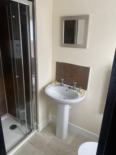 Bathroom 3, The Wheatsheaf, Surrey