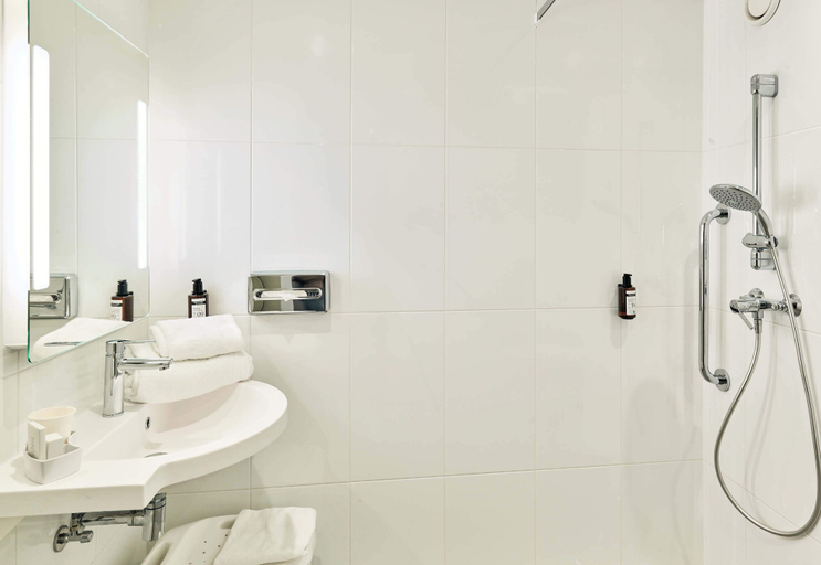 Bathroom 5, B&B HOTEL Saint-Quentin-en-Yvelines Centre Gare, Yvelines