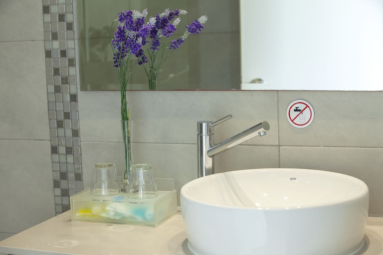 Bathroom 4, Limanaki Beach Hotel & Suites