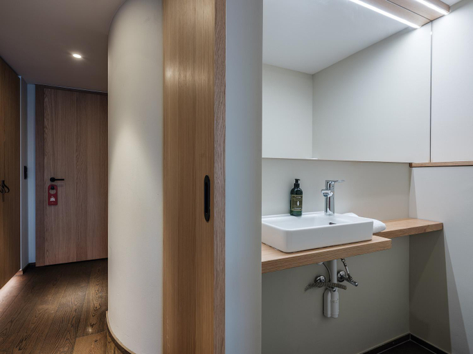 Bathroom 5, Hotel National Zermatt, Visp