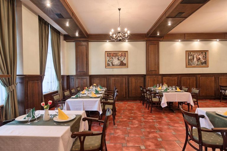 Food & Drinks 4, Hotel Traube, Medias
