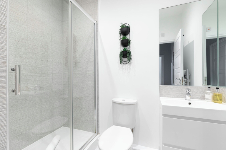 Bathroom, Elliot Oliver - Stylish 2 Bedroom Town Centre Apartment, Gloucestershire