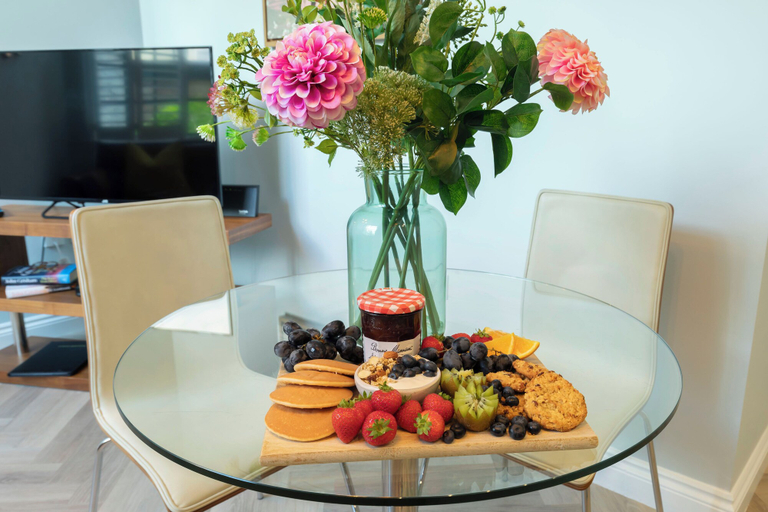 Food & Drinks, Elliot Oliver - Stylish 2 Bedroom Town Centre Apartment, Gloucestershire