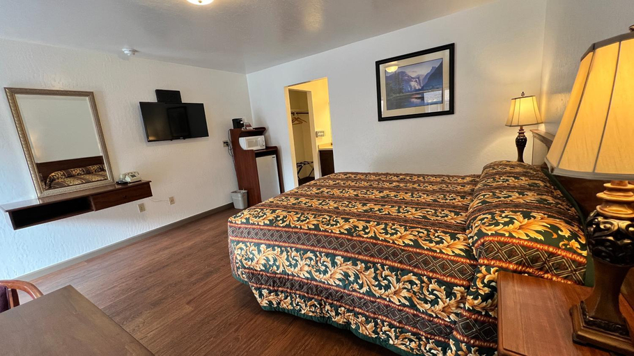 Bedroom 2, Pine Cone Motel, Mendocino