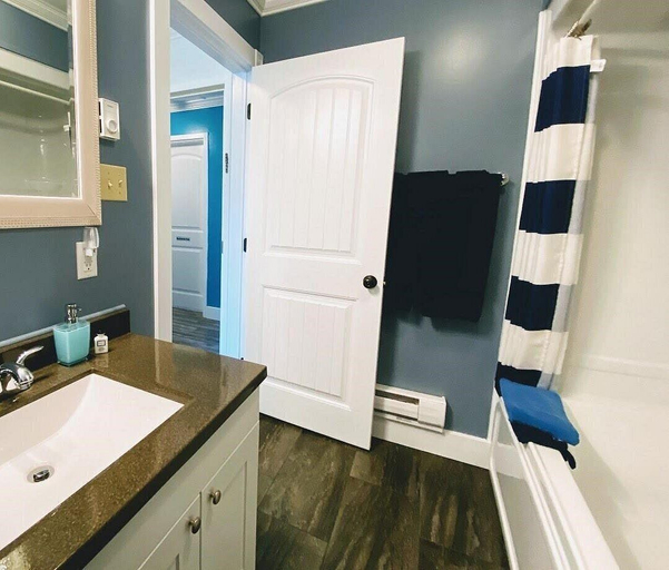 Bathroom 4, The Candlelight Inn, Division No. 9
